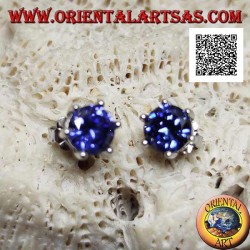 Silver lobe earrings with round synthetic sapphire set with six clips