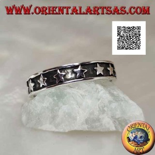 Anillo de plata con una hilera de estrellas en bajorrelieve liso