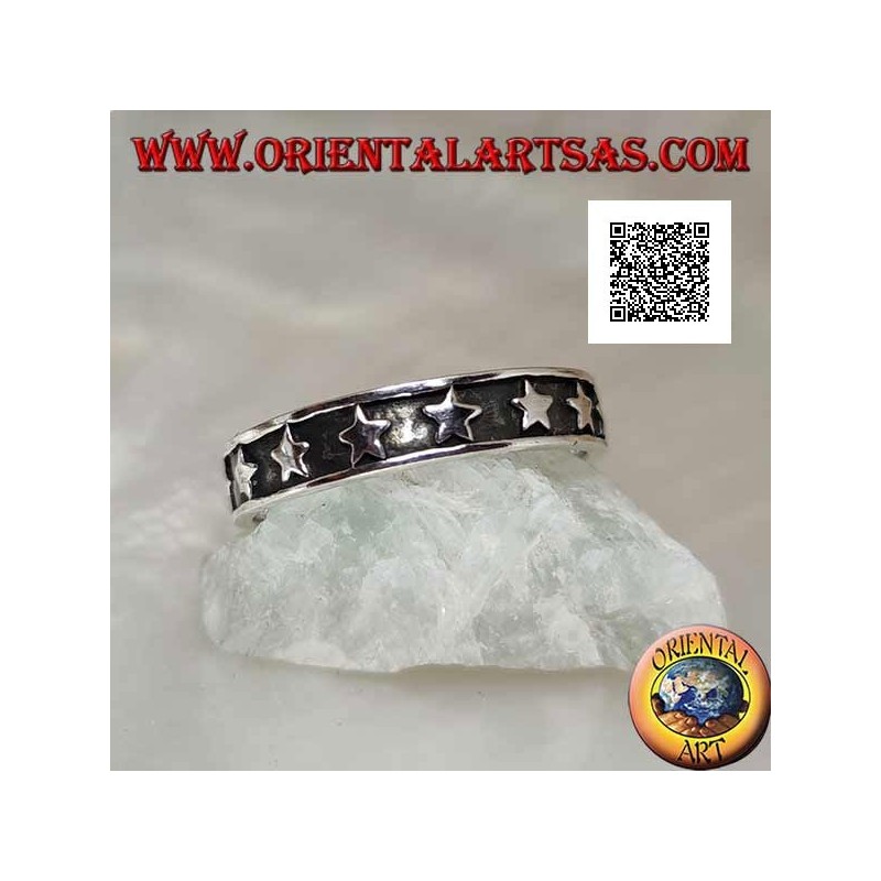 Anillo de plata con una hilera de estrellas en bajorrelieve liso