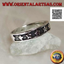 Bague en argent avec une rangée d'étoiles en bas-relief lisse