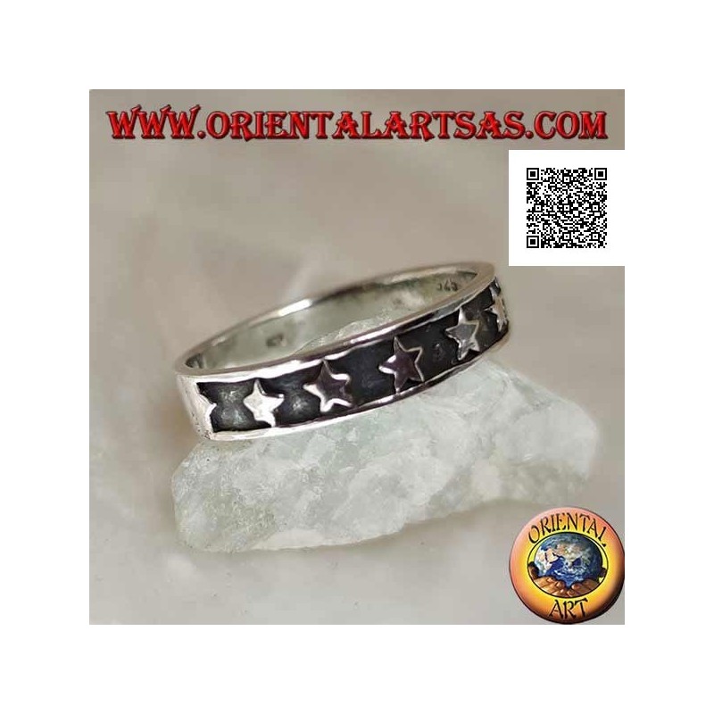 Anello in argento a fedina con una fila di stelle liscia in bassorilievo
