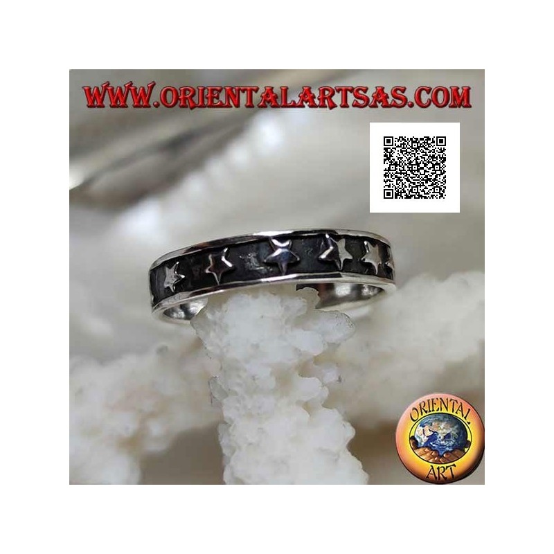 Bague en argent avec une rangée d'étoiles en bas-relief lisse