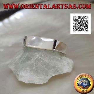 Anello in argento liscio con madreperla rettangolare allungata sporgente su due lati 