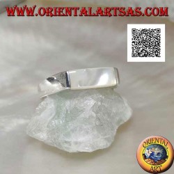 Anillo de plata lisa con nácar rectangular alargado que sobresale en dos lados