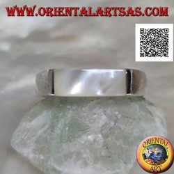 Anillo de plata lisa con nácar rectangular alargado que sobresale en dos lados