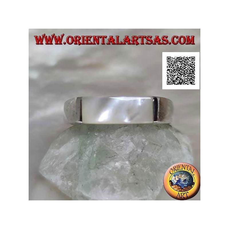 Anillo de plata lisa con nácar rectangular alargado que sobresale en dos lados