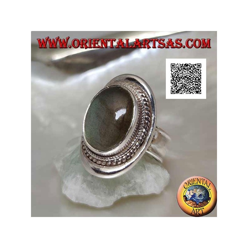 Anello in argento con labradorite ovale cabochon contornata da intreccio su scudo liscio (20b)