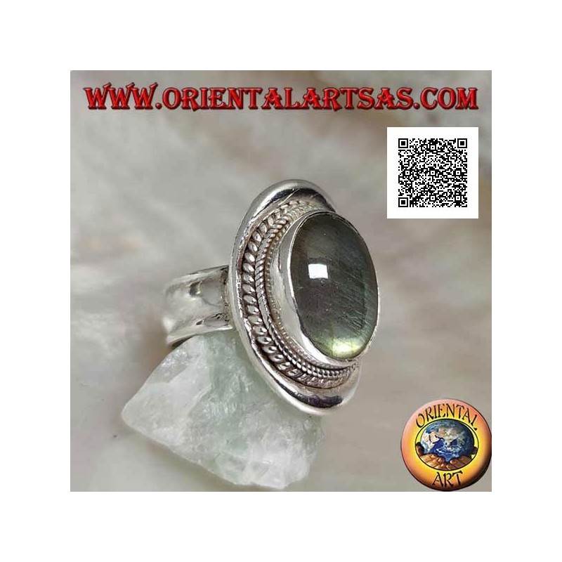 Anello in argento con labradorite ovale cabochon contornata da intreccio su scudo liscio (20b)
