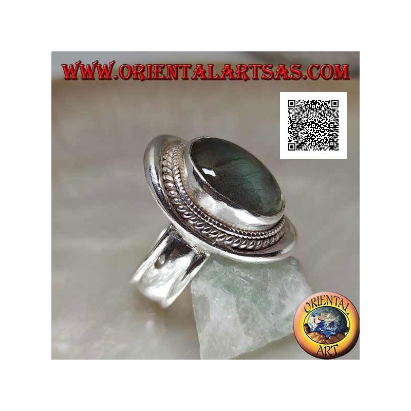 Anello in argento con labradorite ovale cabochon contornata da intreccio su scudo liscio (20b)