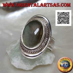 Anillo de plata con cabujón de labradorita ovalado rodeado de entrelazado sobre un escudo liso (20b)