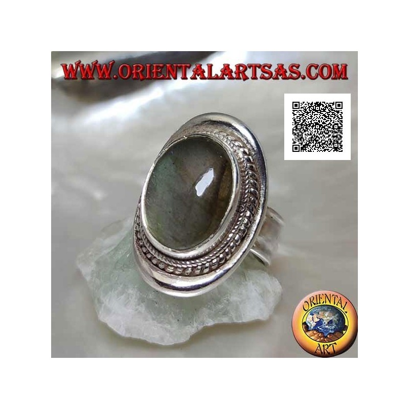 Anello in argento con labradorite ovale cabochon contornata da intreccio su scudo liscio (20b)