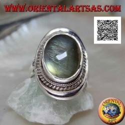 Anillo de plata con cabujón de labradorita ovalado rodeado de entrelazado sobre un escudo liso (20b)