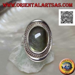 Anillo de plata con cabujón de labradorita ovalado rodeado de entrelazado sobre un escudo liso (20b)