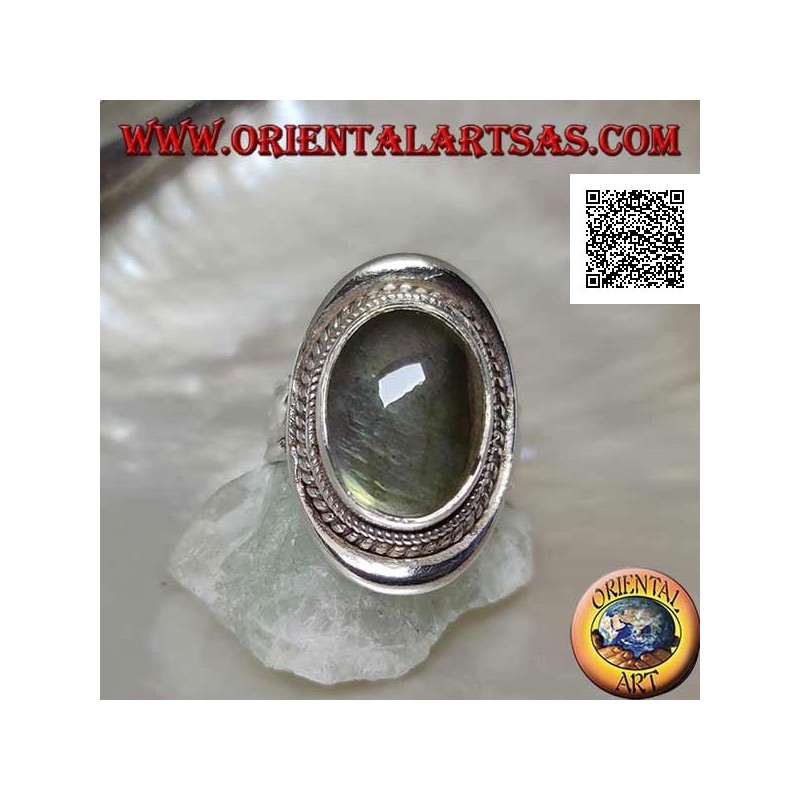 Anillo de plata con cabujón de labradorita ovalado rodeado de entrelazado sobre un escudo liso (20b)