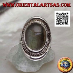 Anillo de plata con cabujón de labradorita ovalado rodeado de entrelazado sobre un escudo liso (20b)