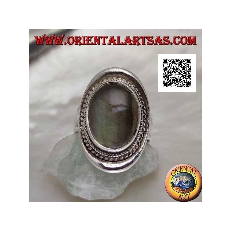 Silberring mit ovalem Cabochon-Labradorit, umgeben von einer Verflechtung auf einem glatten Schild (20b)