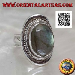 Anillo de plata con cabujón de labradorita ovalado rodeado de entrelazado sobre un escudo liso (20b)