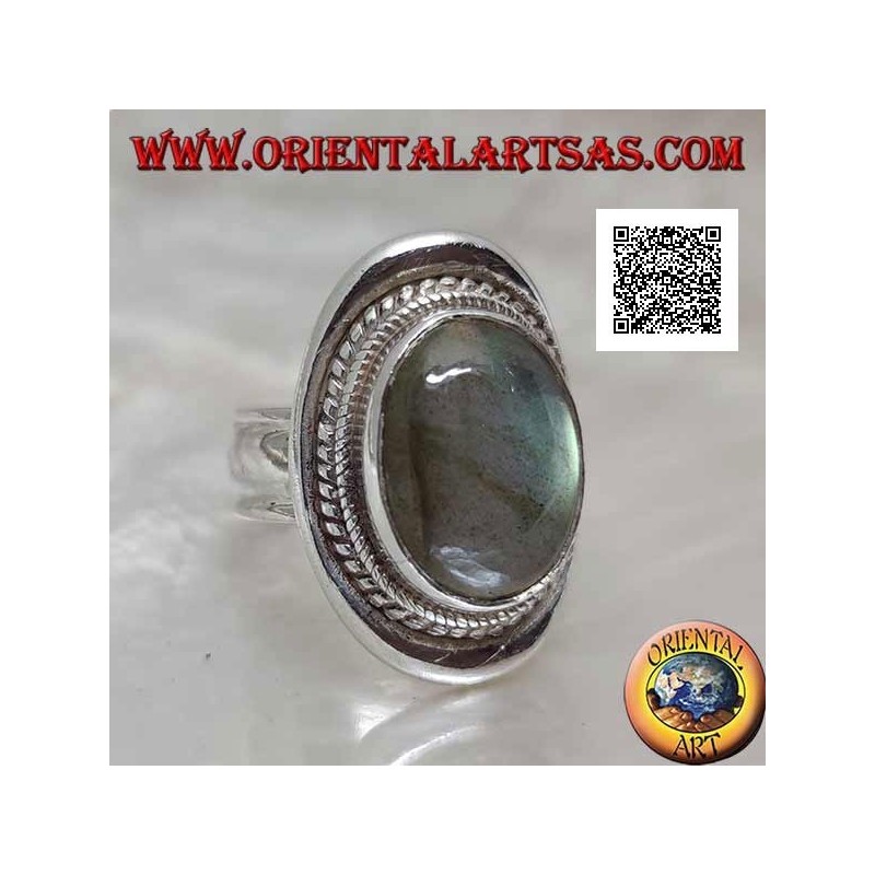 Anello in argento con labradorite ovale cabochon contornata da intreccio su scudo liscio (20b)