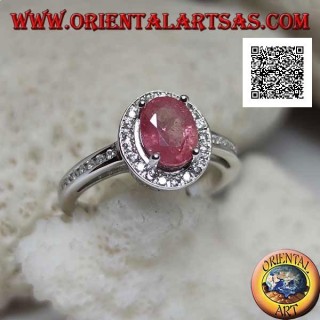 Anello in argento con rubino naturale ovale incastonato con zirconi bianchi intorno e sul lato