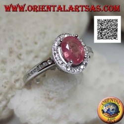 Silberring mit ovalem Naturrubin, besetzt mit weißen Zirkonen um und an der Seite
