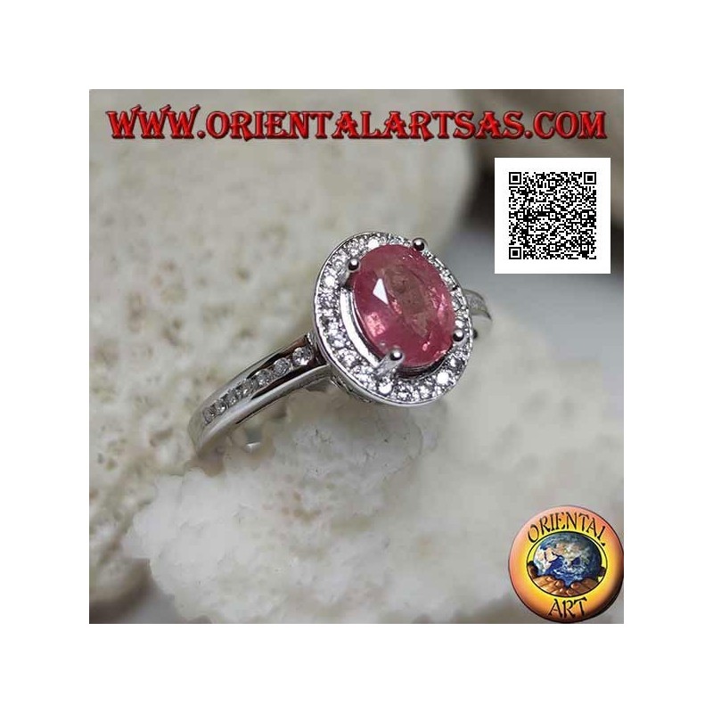 Bague en argent avec rubis naturel ovale serti de zircons blancs autour et sur le côté