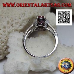 Silberring mit ovalem Naturrubin, besetzt mit weißen Zirkonen um und an der Seite