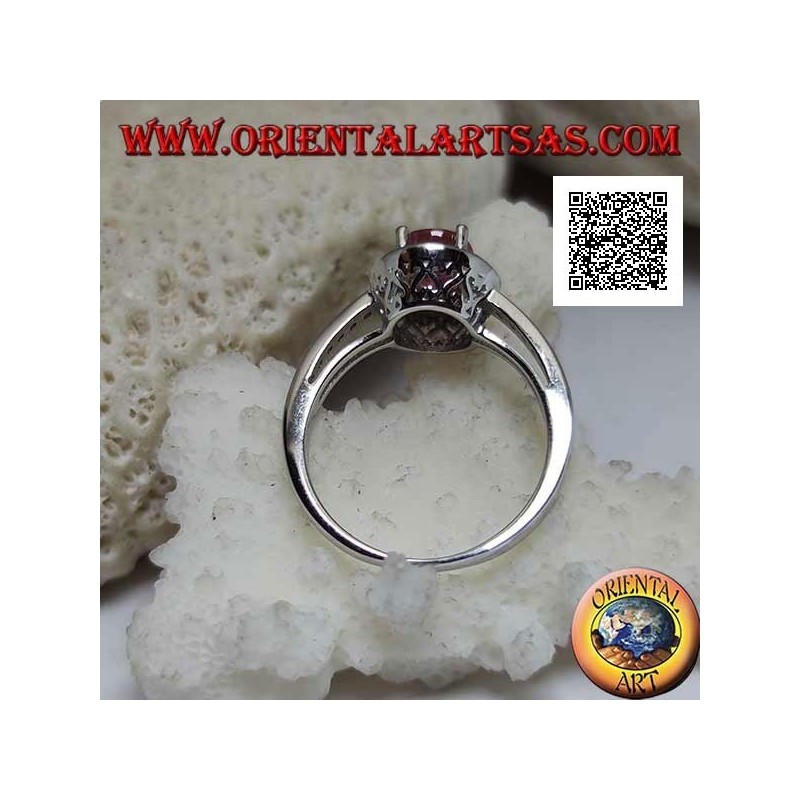 Bague en argent avec rubis naturel ovale serti de zircons blancs autour et sur le côté