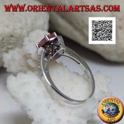 Silberring mit ovalem Naturrubin, besetzt mit weißen Zirkonen um und an der Seite