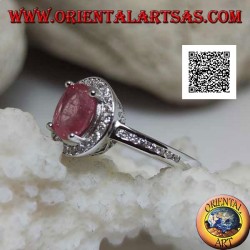 Silberring mit ovalem Naturrubin, besetzt mit weißen Zirkonen um und an der Seite