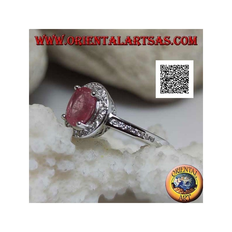 Bague en argent avec rubis naturel ovale serti de zircons blancs autour et sur le côté