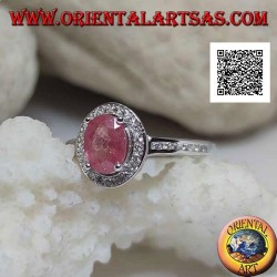Silberring mit ovalem Naturrubin, besetzt mit weißen Zirkonen um und an der Seite