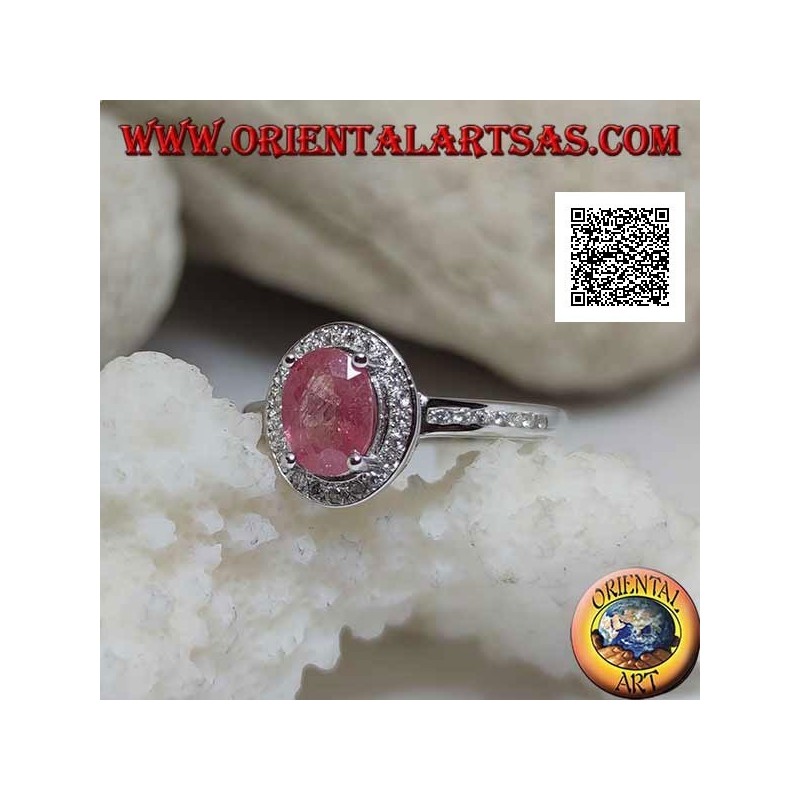Anillo de plata con rubí natural ovalado engastado con circonitas blancas alrededor y en el lateral
