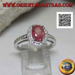 Silberring mit ovalem Naturrubin, besetzt mit weißen Zirkonen um und an der Seite