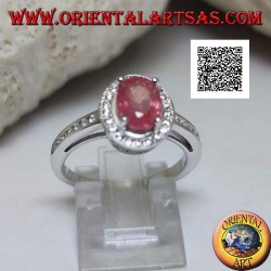 Silberring mit ovalem Naturrubin, besetzt mit weißen Zirkonen um und an der Seite