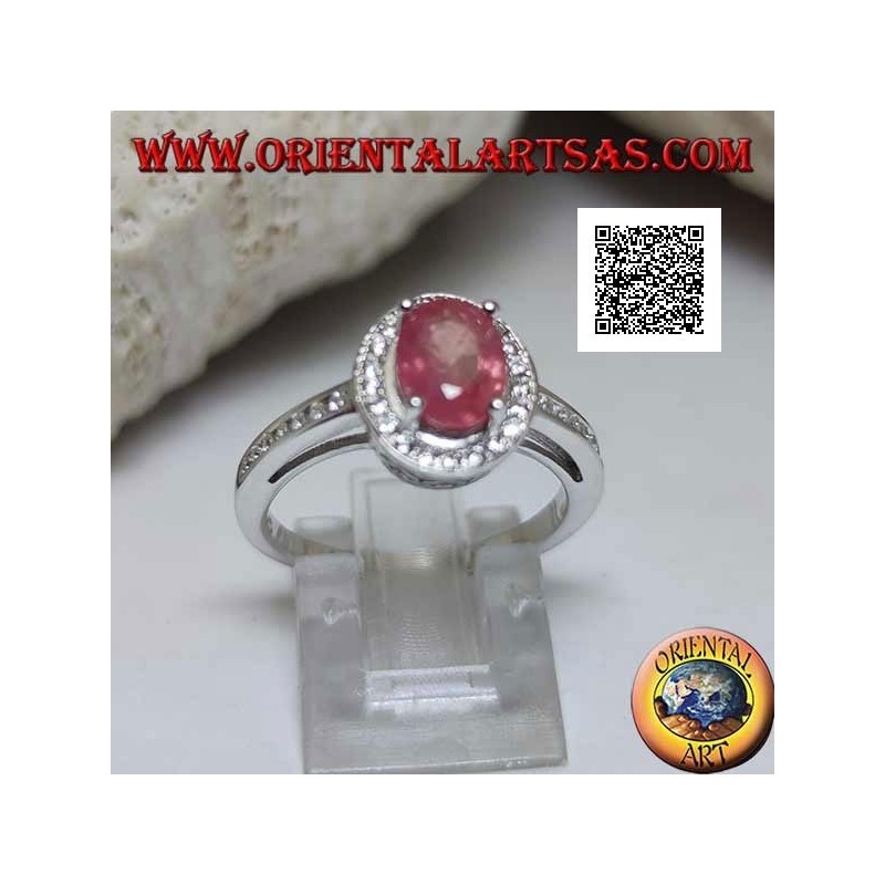 Bague en argent avec rubis naturel ovale serti de zircons blancs autour et sur le côté