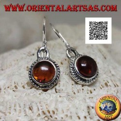 Boucles d'oreilles pendantes en argent avec cabochon rond naturel ambre entouré de tissage