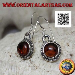 Silberne Ohrringe mit natürlichem rundem Cabochon-Bernstein, umgeben von Webart