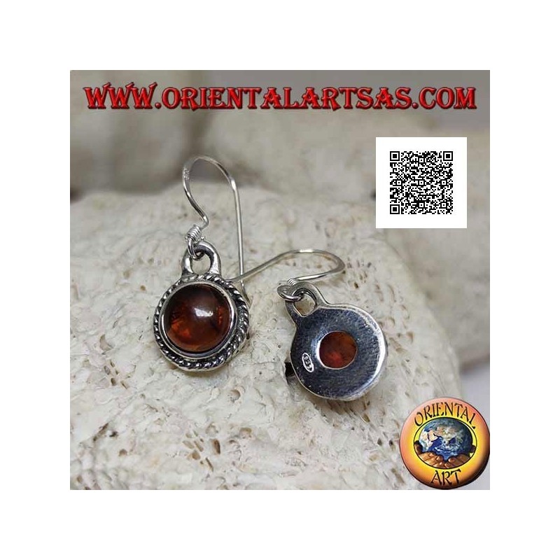 Orecchini in argento pendenti con ambra tonda naturale cabochon contornata da intreccio
