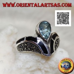Anillo de plata en forma de V tachonado de marcasita con decoración central de ónix y topacio.