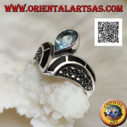 Anillo de plata en forma de V tachonado de marcasita con decoración central de ónix y topacio.