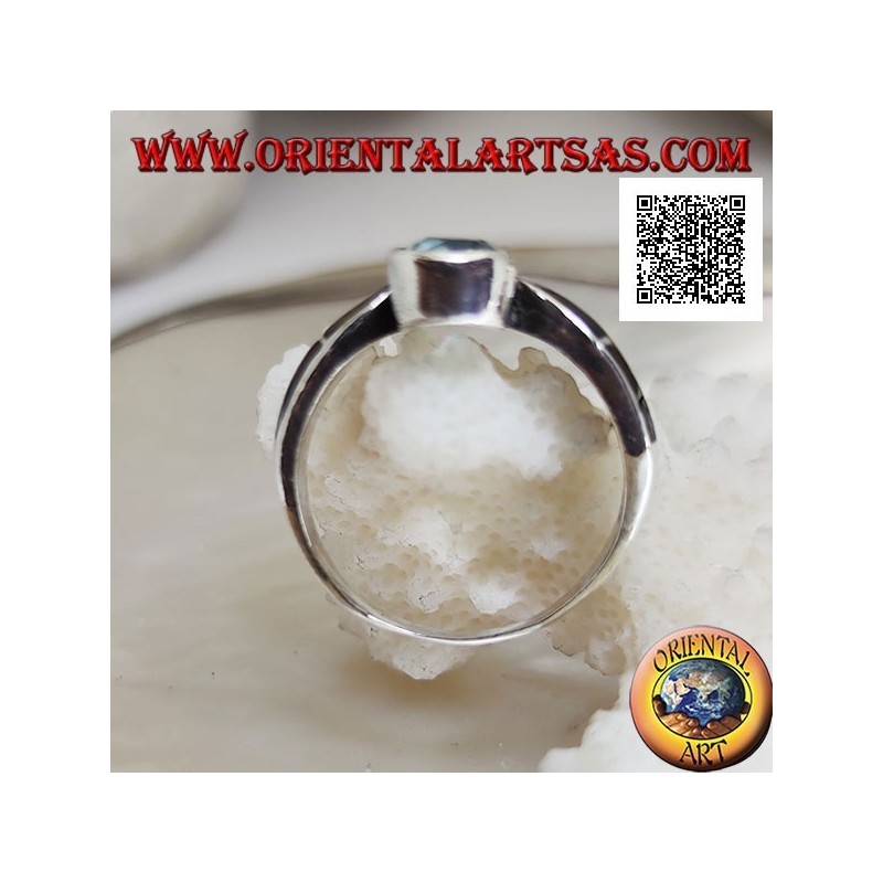 Anillo de plata en forma de V tachonado de marcasita con decoración central de ónix y topacio.