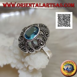 Silberring mit ovalem Blautopas auf einem konvexen perforierten Oval mit Markasit besetzt