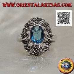 Anillo de plata con topacio azul ovalado sobre un óvalo convexo perforado tachonado de marcasita