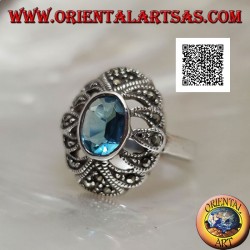 Anillo de plata con topacio azul ovalado sobre un óvalo convexo perforado tachonado de marcasita