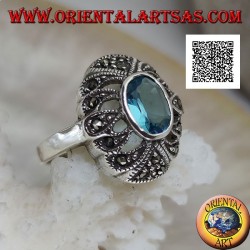 Bague en argent avec topaze bleue ovale sur un ovale convexe perforé parsemé de marcassite