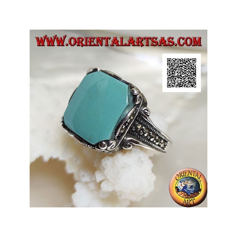 Anello in argento con turchese quadrato cabochon in cornice ondulata e marcassite intorno e sui lati