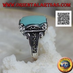 Anillo de plata con turquesa cabujón cuadrado en marco ondulado y marcasita alrededor y a los lados