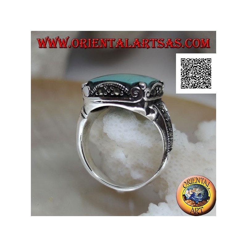 Anillo de plata con turquesa cabujón cuadrado en marco ondulado y marcasita alrededor y a los lados