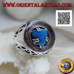 Anello in argento con piramide di turchese incastonata su disco liscio con trafori floreali sui lati
