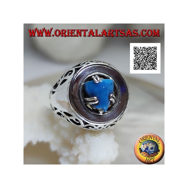 Bague en argent avec pyramide turquoise sertie sur un disque lisse ajouré floral sur les côtés